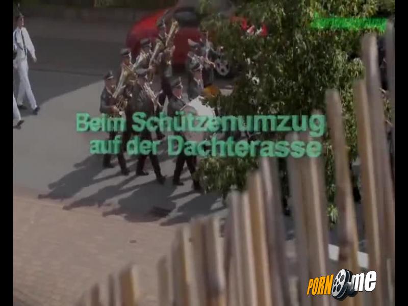 Beim Schützenumzug auf der Dachterasse mitgeblasen